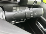 操作しやすい位置に配置されたレバー類は、直感的に操作可能。安全運転をサポートする機能が充実しています。