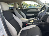 広々とした運転席は、ゆったりとくつろげる空間。長距離移動でも疲れにくく、快適なドライブを楽しめます。