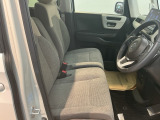 運転席は、大きな座面と包み込むような背もたれがドライバーの身体全体をしっかり支えます。上質なシート素材と座り心地のよいクッションを採用し、長時間の運転やコーナーの多い道も快適です。