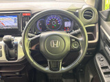 握りやすいステアリングは、長時間の運転でも疲れを軽減。操作性も高く、快適なドライブをサポートします。
