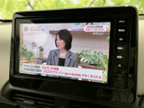 停車中にテレビや動画を楽しめる機能。長距離移動の待ち時間や休憩時間に、リラックスした時間を過ごせます。※走行中の視聴はできません。