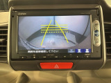 リバースギアに入れるだけで後方の表示へ切り替わります。夜間や雨の日の駐車も楽になりますよ。