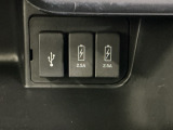 スマートフォンなどの充電に便利なUSBジャック。運転席からも助手席からも使いやすいです。