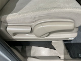 シートハイトアジャスターが付いているので運転姿勢を調整するのに便利ですね。身長に合ったシートポジションは安全運転や疲労軽減にもつながります。