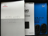 スマートキーは鍵をバッグに入れたままでもドアロックの開閉やエンジンのON・OFFができます。夜間や雨の日も鍵を探さなくて良いので便利です。
