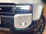 【LEDヘッドライト】悪天候や夜間走行時も良好な視界を確保し安心して運転できる高輝度LEDヘッドライトを装備!点灯速度が早く、消費電力も抑えられています。