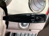 【オートライト】周りの明るさに応じて自動でヘッドライトの点灯・消灯ができる機能です!ライトの付け忘れ・消し忘れなどが無くなり、雨の日や夕方の走行も安心!トンネル通過時も便利ですね♪