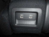 運転席と助手席の間の座面後部にUSBチャージャーを装備。前席/後席ともにアクセスしやすく便利です☆