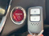 【Hondaスマートキー】カバンやポケットに入れたままでもドアの施錠・解錠が可能なスマートキーを装備。エンジンのオン・オフ時もカギを取り出す必要が無いからとっても便利です♪