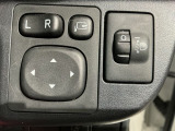 狭い駐車場で便利な電動格納ドアミラーが付いています。