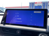 多彩な機能を一台に集約。TVやラジオ、Bluetooth接続で、快適なドライブのお供に最適です。使いやすいインターフェースで、目的地設定もスムーズに行えます。