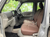 運転席からの視界は良好で、運転操作もスムーズに行えます。使いやすい配置で、ドライバーをサポートします。快適なドライビングを。