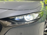 【LEDヘッドライト】悪天候や夜間走行時も良好な視界を確保し安心して運転できる高輝度LEDヘッドライトを装備!点灯速度が早く、消費電力も抑えられています。