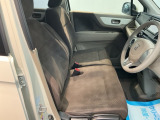 【ベンチシート】運転席と助手席の移動もスムーズ!狭い駐車場での乗り降りや、お子様の乗り降りにも便利です。座席の間にコンソールボックスやドリンクホルダーがないため、車内空間が広く感じます。