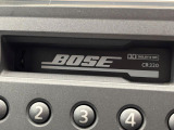 【BOSEサウンドシステム】メーカーオプションの高品位サウンドシステムを搭載。専用のチューニングが施された大小様々なスピーカーから良質なサウンドが奏でられ、臨場感あふれる音響空間を演出します。