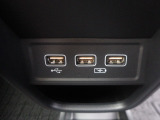 便利な充電用USBジャックも付いています。