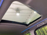 【大型サンルーフ】車内の解放感が一気に上がる大型のパノラマルーフ!季節を問わず開放的で快適なドライブをお楽しみいただけます。流通量も少なく希少価値の高い人気の装備です♪