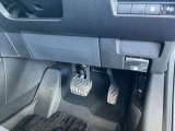 駐車ブレーキは指で操作する電動式です