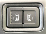 【両側スライドドア】駐車場で隣の車との間隔が狭く乗りにくい時、スライドドアなら安心!ドアオープン時も幅を取らず、開口部が広いので乗り降りがとっても簡単です。大きな荷物の出し入れも後席から可能♪