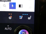 運転席・助手席は、ヒーター&ベンチレーション付シートです。暑い時期も寒い冬も快適に過ごせるうれしい装備です。hンドルヒーターも装備されています。