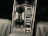 運転席からも助手席からも自由に使えるドリンクホルダー付。