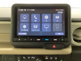 HondaCONNECT対応の便利なナビディスプレー。お持ちのスマートフォンと連携して、ナビやBluetoothでの音楽再生が可能です。デザインはもちろん、操作性も良好です。