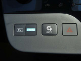 【プロパイロットパ-キング】 3ステップの操作だけでステアリング、アクセル、ブレーキ、シフト、さらにパーキングブレーキまですべて自動制御し、駐車完了するまでドライバーをアシストします。