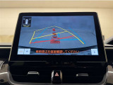バックガイドモニター付きです。車の後方に小型カメラが付いており、バックする際の後方の様子をモニター上に表示します。
