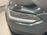 LEDヘッドライトは、点灯の瞬間から最大光量を発揮し、突然暗くなるトンネルなどでの安定感を高めます。
