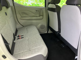 後部座席は広々としており、ゆったりとくつろげます。長距離移動でも快適な空間を提供します。家族や友人とのお出かけに最適です。