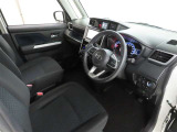 シンプルで使いやすいデザインの運転席です。
