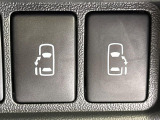 【両側パワースライドドア】スマートキーや運転席のスイッチで後席両側スライドドアの開閉が可能♪電動だから力を入れてドアを開ける必要が無く、小さなお子様でも簡単に開け閉めでき快適です♪