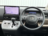 水平基調でスッキリとしたフロントビュー。広く見渡せて運転に安心をもたらします