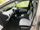 運転に必要な情報を視認しやすい位置に配置。操作性にも優れており、快適なドライビングをサポートします。機能的な空間です。