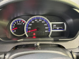 運転に必要な情報を分かりやすく表示しています。速度や回転数などを一目で確認でき、安全運転をサポートします。視認性の高いデザインです。