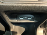 後席に充電用USBジャックが付いているので、後席の方も手軽にスマートフォン等を充電できます。