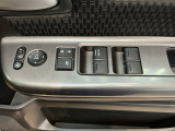電動格納式リモコンドアミラーと、パワーウィンドウスイッチ等は運転席ドアにあります。