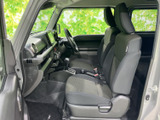 シンプルなデザインの室内空間は、使い勝手に優れています。運転に必要な情報が、見やすく配置されています。