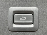 【パワーバックドア】スマートキーや運転席のボタンを押すだけでリアゲートが自動で開閉します!荷物を持っている時や、高い位置にあるバックドアを閉める際に便利な機能です♪