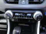 左右独立温度コントロールオートエアコンです。運転席、助手席それぞれで独立して温度設定ができます。冷え性の方が乗っても安心ですね♪