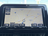 見やすい地図表示で、目的地までのルートをスムーズに検索できます。渋滞情報も確認でき、より快適なドライブをサポートします。遠出も安心ですね。