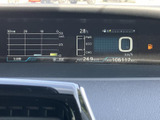 視認性の高いメーター類で、運転状況を的確に把握。運転に集中できる環境が整っています。燃費計も搭載し、エコドライブにも貢献します。