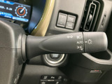 操作しやすい位置に配置されたウインカーレバー。スムーズな操作で、安全な車線変更をサポートします。