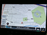 鮮明な地図表示で、スムーズなカーナビゲーションをサポート。目的地までの道案内を確実に行い、快適なドライブを約束します。