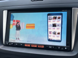 停車中には、地デジTVを楽しむことができます。長距離移動のお供や、休憩時間にも便利です。車内時間をより快適に過ごせます。(※走行中の視聴は法律で禁止されています)。