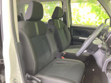 運転席からの眺めは、良好です。ゆったりとしたシートが、長距離運転でも疲れにくい快適な空間を提供します。落ち着いた色調も魅力です。
