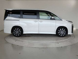 両側パワースライドドア付きだから、狭い駐車スペースなどでの 乗り降りラクラク!小さなお子さまのいるご家庭には嬉しい装備。