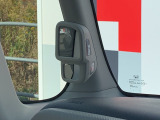 運転席から見て左前下方はどうしても死角になってしまいますがこのミラーはその部分を見ることが出来るように配置されています。小さい障害物や小さな子供が屈んでいても気づくことが出来ます!