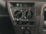 シンプルで使いやすい位置にスイッチがあるマニュアルエアコン搭載車です