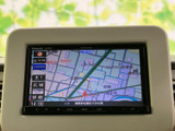 目的地までスムーズなナビゲーションをサポート。高精細な地図表示で、運転中の道案内を安心してお任せください。快適なカーライフを応援します。